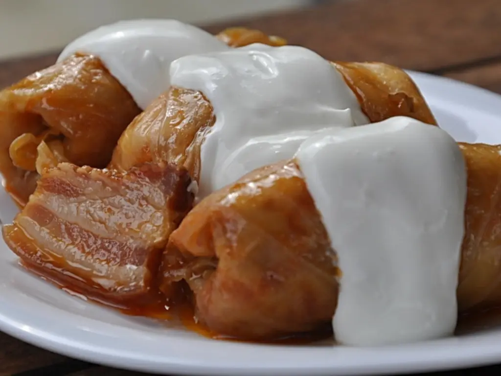 Sarmale in farfurie cu smantana